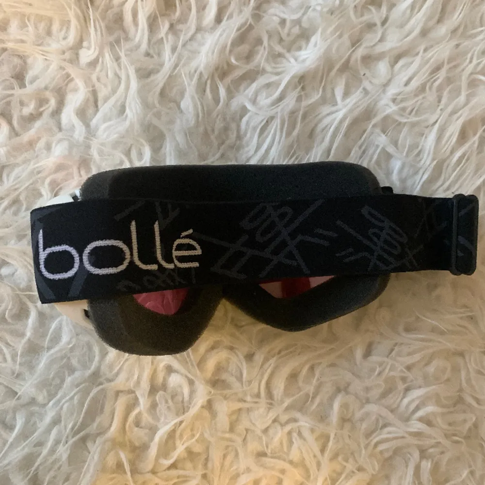 Bollé ski goggles, worn a few times, no visible flaws. ❄️ . Accessoarer.