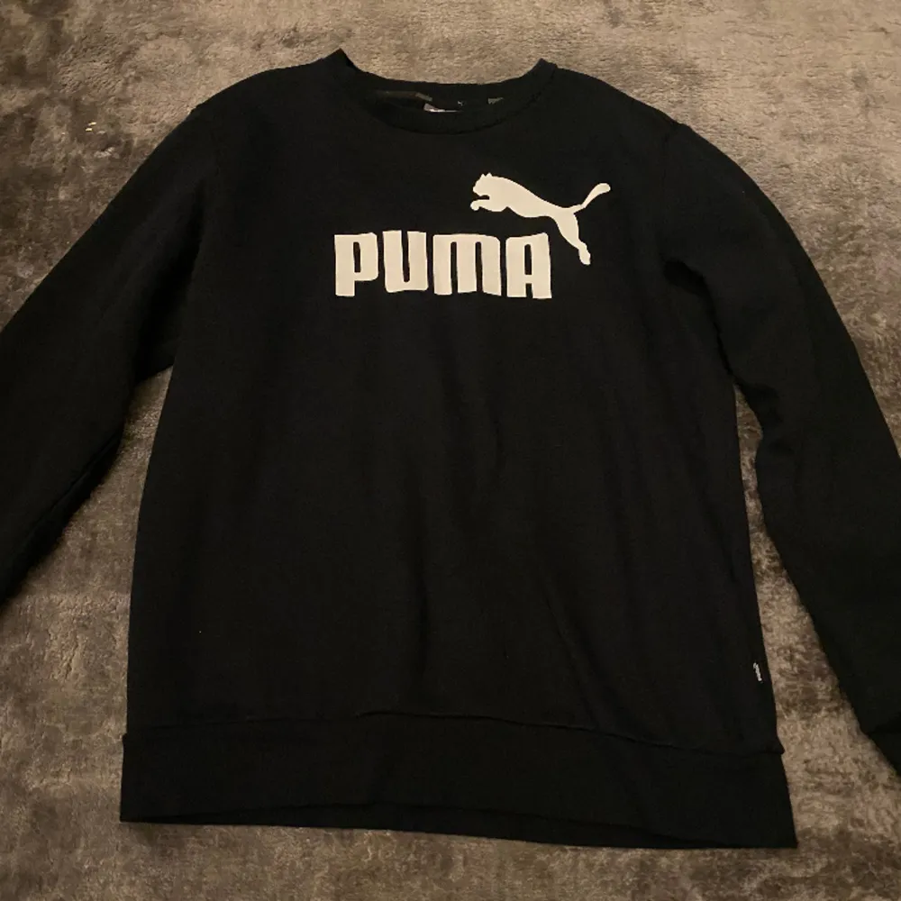 Säljer en svart Puma sweatshirt, inga defekter. Hoodies.