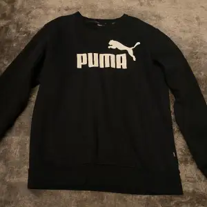 Säljer en svart Puma sweatshirt, inga defekter