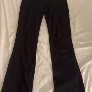 Tights - Sköna ribbade tights från BikBok, knappt använda då jag helt glömt bort dem. Klippt bort lappen så kan inte säga med säkerhet vilken storlek men gissar på s skulle även passa på en m.