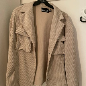 Vårjacka  - En vårjacka i bra skick, köpte för ett tag sen men har knappast kommit till användning. Pris kan diskuteras 