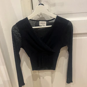 blå glittrig topp - säljer denna blåa glittriga topp från designbysi som endast är testad! 💗