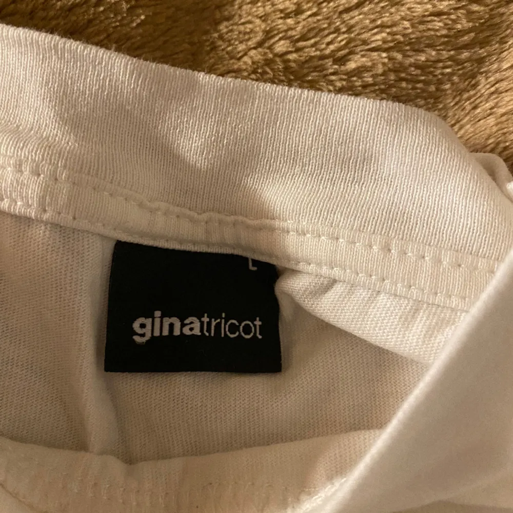 Skönt och mjukt material, köpt på Gina Tricot för ca 200kr, . T-shirts.