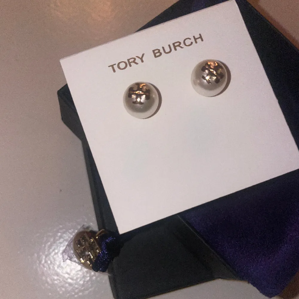 Säljer dessa superfina och helt oanvända pärlörhängena från Tory Burch 🥰 Nypris är 900 kr men säljer för 400 kr🫶🏼Både lådan och påsen de kom i medföljer självfallet. Accessoarer.