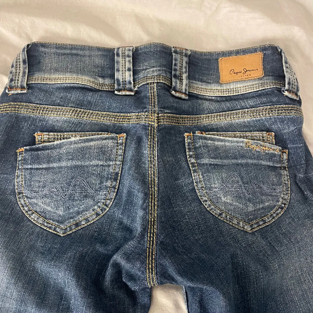 Skit snygga Pepe jeans i storlek 25W 30L. Har använt en gång för att dom tyvärr är för tajta för min smak💗💗 dom är straight. Skriv privat för fler frågor 💓. Jeans & Byxor.