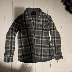 Oscar Jacobsson Overshirt  - Säljer nu denna fina overshirt från Oscar Jacobsson, modellen är Milron och den är i storlek 46 / S. Jackan är i nyskick köpt på NK Göteborg. Nypris 3499.