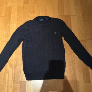 Mörkblå kabelstickad Gant-tröja - Pris kan diskuteras. Använd endast ett fåtal gånger, 9/10 skick, nypris: 1700 kr, mitt pris: 350 kr, storlek: M (funkar utmärkt för S med).