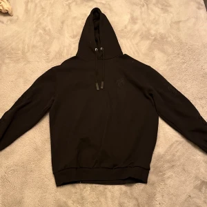 Hoodie med tryck på baksidan - Sjukt snygg hoodie med tryck på både armarna och baksidan! Använt bara en gång, passade inte mig. Är i perfekt kondition! Pris går att diskutera. Checka gärna ut min profil för flera liknande plagg.