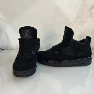 Jordan 4 black cats - Jordan 4 black cats, enbart använda ett par gånger, 10/10 skick.