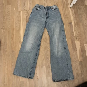 Midwaist jeans från monki - Ljusblåa midwaist jeans från monki i strl 26. Har sytt in dom i midjan så skulle säga att de passar som 25. I övrigt i bra skick🥰🥰