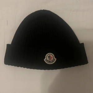Moncler mössa - Hej säljer min moncler mössa pga den är inte till användning längre 