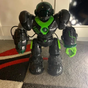 En leksaks robot - Helt ny leksaks robot till barn❤️ kommer med en kontroll och 5st skott (nypris 600kr)