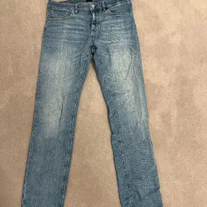 Säljer ett par blåa Hugo boss jeans regular fit.  Storlek: 32/32  Skick: använda fåtal gånger så nästan helt nya.  Nypris:1799kr  Mitt pris: 400kr