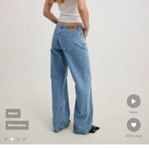 Jeans - mina älskade blåa jeans från NA-KD, säljes pågrund av att dom blivit för stora på mig. Jag är 169 och har strl M, går ner till hälen på mig. Köptes för 700. KÖPAREN STÅR FÖR FRAKTEN (sista bilden är egen) 🖤säljer även samma modell och strl i svart🖤