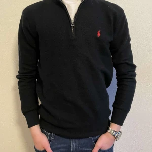 Ralph Lauren Halfzip - Svart - Riktigt fet Ralph Lauren halv zip. Perfekt för våren. Skick 6.5/10, enligt bild. Modellen är 177 och väger 64kg. Priset kan diskuteras vid snabb affär. Hör av dig vid minsta funderingar 😁.