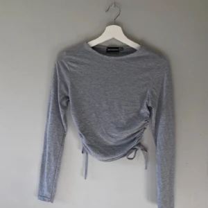 Grå tröja - Grå tröja med snörning på sidor, nästan oanvänd