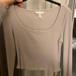 Ribbad tröja - Beige tröja från hm i ribbat material med lite djupare halsringning.