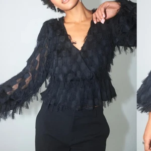 Blus - Så snygg svart blus med fjädrar som är slutsåld, använd en gång!