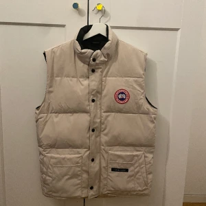 Canada Goose väst - en riktigt snygg och fräsch Canada Goose väst! använd 1 gång och har inga skador eller slitage. skriv för mer info ifall intresse finns, inga skambud! 