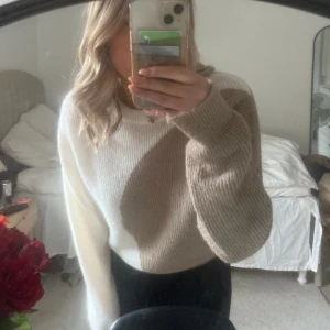 Begie/vit stickad tröja - Tröjan är i det bästa skicket då den medans är använd nu när bilderna är tagna. Jag säljer den pågrund av att den inte riktigt är min stil och den bara ligger i garderoben. 