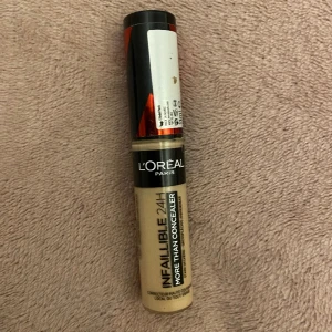Oanvänd concealer - Aldrig använd concealer. Säljer p.g.a råka köpa fel färg. Färgen är Oatmeal 324 Avoine. Kontakta mig privat innan köp!😇Frakt på 15kr så 90kr inkl frakt💕