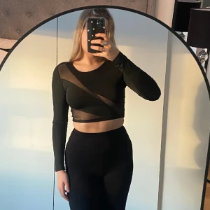 Mesh topp - Långärmad mesh topp.