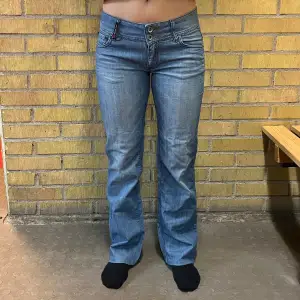 Lågmidjade jeans från musketeer denim. Modellen har S i byxor, men det står 29 på byxorna. 