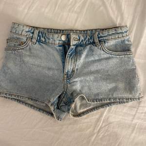 Två par lågmidjade jenasshorts från monki som inte längre är min stil☺️ köp ett par för 70 kr st eller båda för 110 kr🥰båda är endast använda 1 gång 