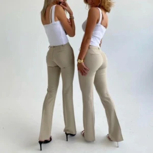 Kostymbyxor design ny si - Supersnygga och trendiga beiga kostymbyxor från design by du, är i stl L men passar S-M snarare. Kostade ca 500  kronor från början. Är väldigt långa och passar mig i längd som är 177cm. Men kan såklart sys ned!