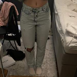 Säljer skitsnygga raka jeans med hål på ena knät dom tyvärr är lite försmå för mig. Kommer inte ihåg vart jag köpte dem men märket är denim rebel 