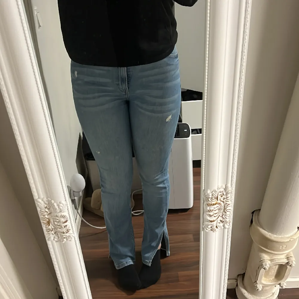 Ett par jeans från bershka som är högmidjade och har slitar🥰. Jeans & Byxor.