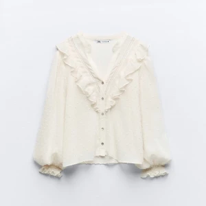 zara vit volang blus - säljer den populära, superfina men slutsålda blusen från zara. i superfint skick!! i stl. m, passar xs-m beroende på hur man vill att den ska sitta. skriv privat för fler bilder 🤍