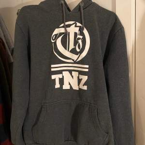 Mörk grå hoodie med tryck. Köpte från Sellpy men säljer pga att den inte riktigt är min stil längre!☺️