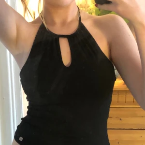 Y2k topp - Assöt svart festtopp i bra kvalitet med knyte i nacken. 