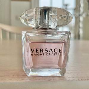 •Versace Bright Crystal, blommig doft med fruktiga inslag •Cirka 85% kvar i flaskan  •Köpt för 635kr på Kicks, se beskrivning från deras sida på bild 3