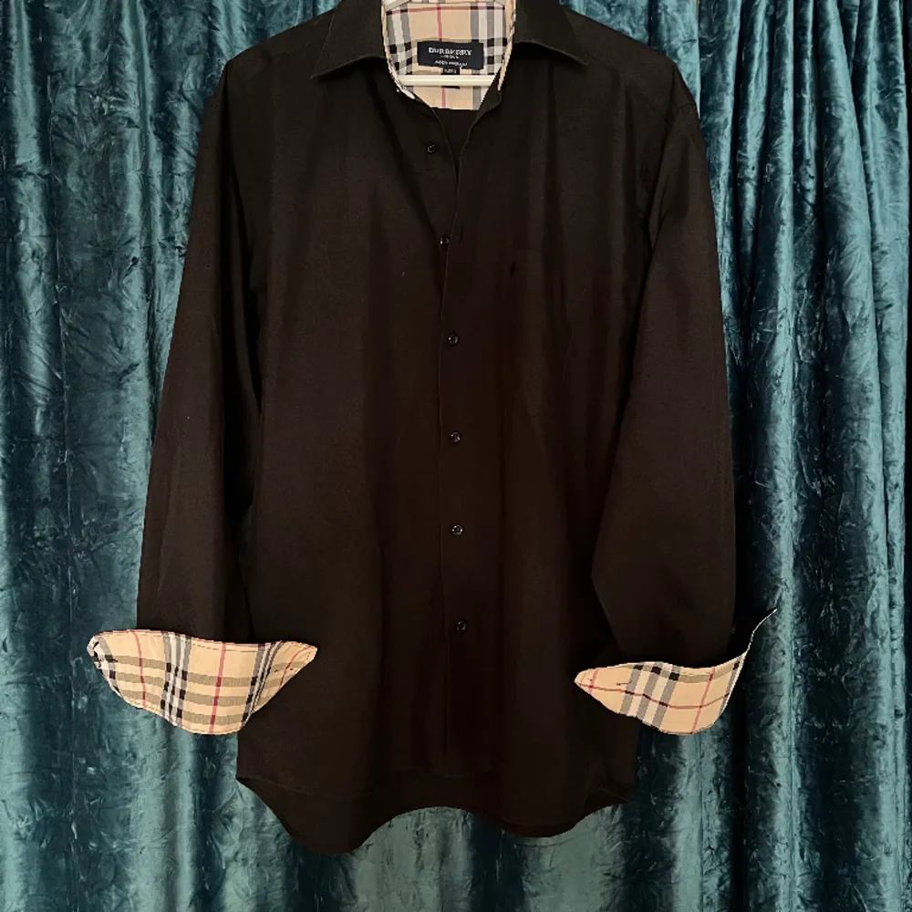 Burberry skjorta | Färg svart ⬛️ | Strl M passar L | Fint skick | Fler bilder i pm | Passar 183 - 190 |. Skjortor.