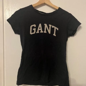 Gant T-shirt  - Väldigt fin tröja från gant som går att matcha med vad som helst💕 Ps det står att storleken är XS men den passade mig som M!!