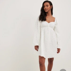 Studentklänning  - En superfin oanvänd klänning som passar perfekt på studenten, skolavslutningen eller midsommar. Endast testad!