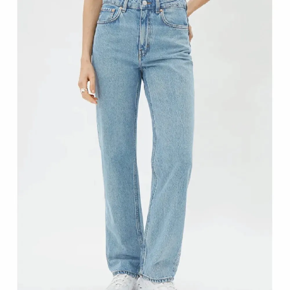 Fint skick, säljes pga för små! Köpte för 500kr. Färgen är ”pen blue” 💙. Jeans & Byxor.