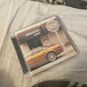 Cd skiva - Cd skiva, som bara ligger. Tidigare använts för dekoration. Hör av dig vid frågor eller intresse💗