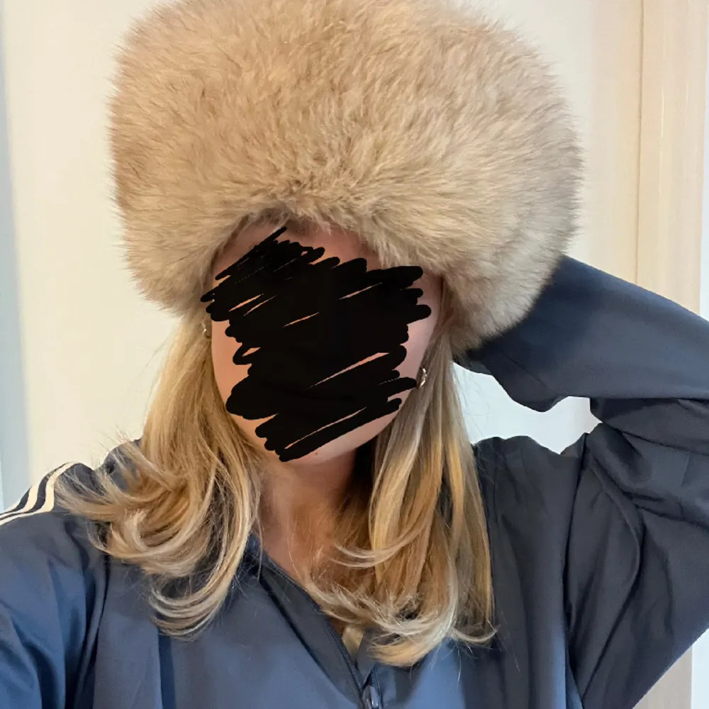 En superfin beige så kallad ”Björnfitta” eller Usjanka som det egentligen heter💓 Jättefint skick, fluffig och knappt använd! . Accessoarer.