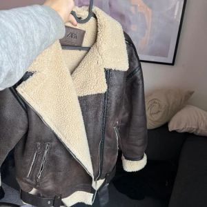 Oanvända jacka från zara - Säljer min ursnygga varma jacka från zara som är som ny!  Oversized modell 🐻