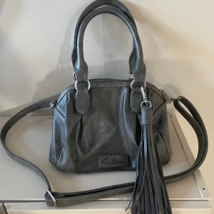 Handväska - Fritzi aus Preuben - Säljer denna väska för används inte, den är i bra skick, ser helt ny ut. Köpt hos Zalando för 639 kr  Längd: 28 cm  Höjd: 22 cm