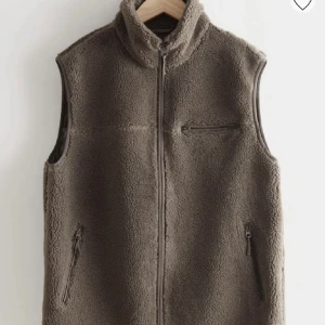 Pileväst - Så snygg pileväst från & Other Stories!! Är knappast använd och passar till allt!🤗 Nypris 890kr