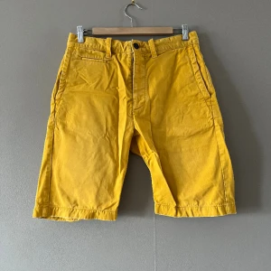 Gula herrshorts - Gula herrshorts från Jack Wills. Använda men i fint skick. 