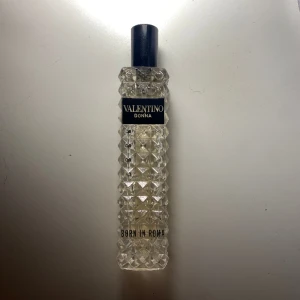 Valentino parfym  - Säljer min helt oanvända parfym från valentino. Doften ” yellow dream ” 💕. Köpte 3 st i ett pack som kostade 1080kr. PRISET KAN DISKUTERAS 