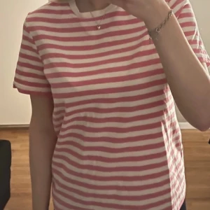 t-shirt - storlek L men passar mig som har S🩷