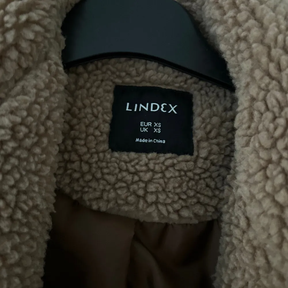Brun Teddykappa från Lindex oversized modell. Kappan är i storlek XS men oversized 🐻. Använd endast en gång och säljer pågrund av att jag inte får användning av den💖. Jackor.