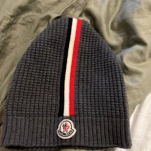 Moncler mössa  - Moncler mössa pris kan diskuteras 