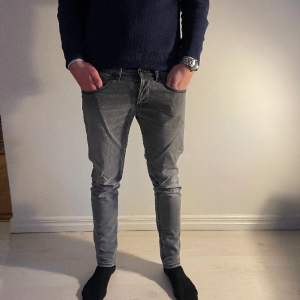 Säljer nu ett par jeans från Dondup, modell George skinnat fit. Dessa jeans är i bra skick. Hör av er vid eventuella frågor!